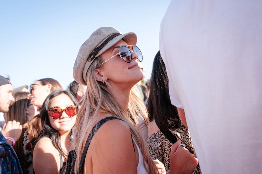 Australia vivir chica rubia sonriendo y rodeada de gente